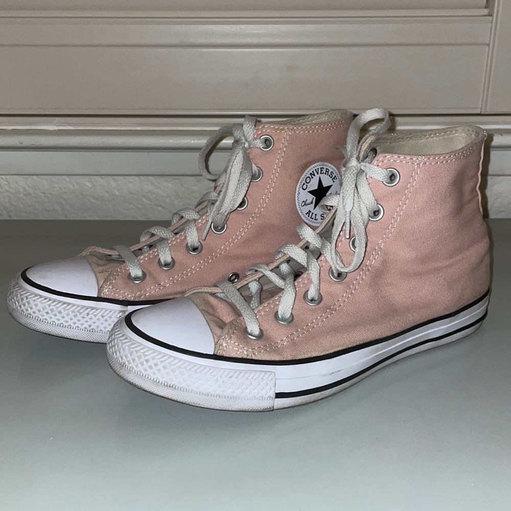 *looks dirty in lightning* pink converse